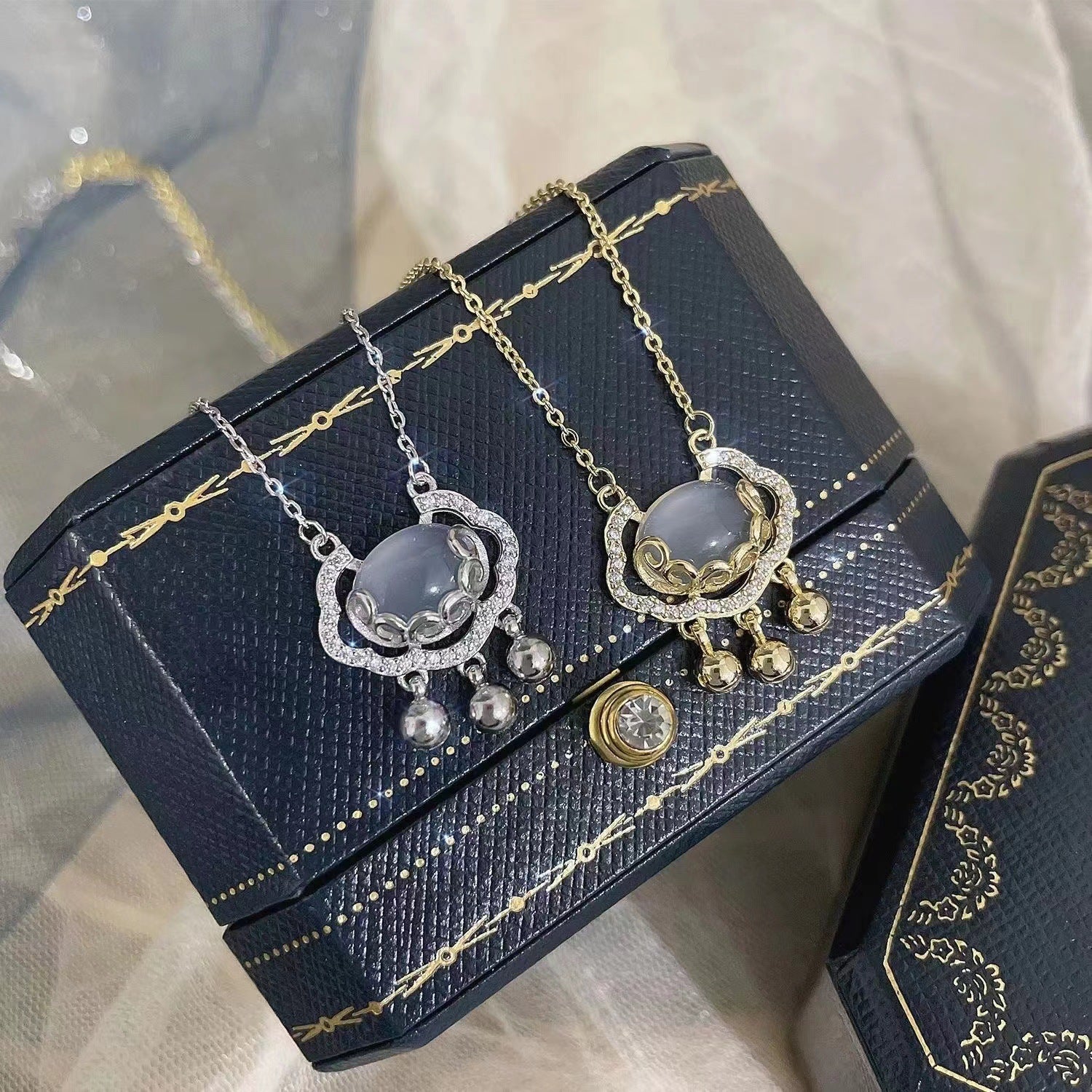 Damen Halskette mit elegantem Anhänger und zierenden Elementen Shop Nory