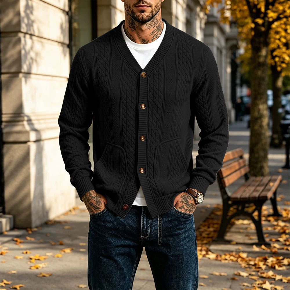 Herren Gestrickte Strickjacke mit Zopfmuster, V‑Ausschnitt und aufgesetzten Taschen Shop Nory