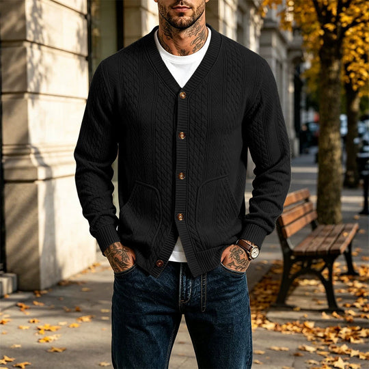 Herren Gestrickte Strickjacke mit Zopfmuster, V‑Ausschnitt und aufgesetzten Taschen Shop Nory