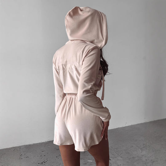 Damen kurzes Zweiteiler Lounge-Set mit glänzendem Satin-Finish, Kapuzen-Halbzip und hohem gerafftem Taillenbund Shop Nory