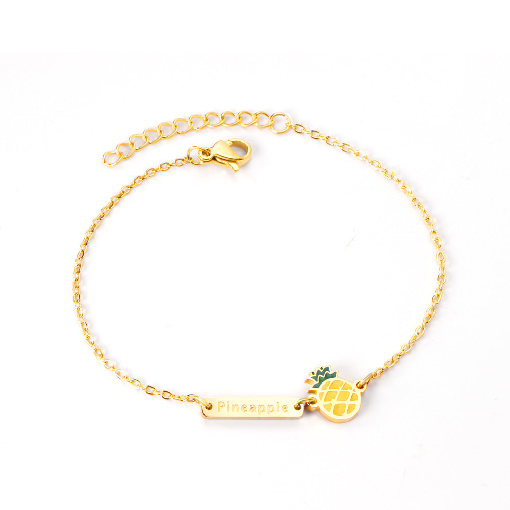 Damen Armband mit verspieltem Hotdog-Anhänger und goldfarbener Kettenstruktur Shop Nory
