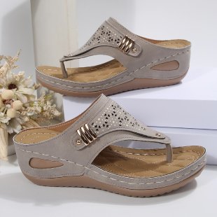Damen Keil-Zehentrenner-Sandale mit perforiertem Obermaterial und gepolstertem Komfortfußbett Shop Nory