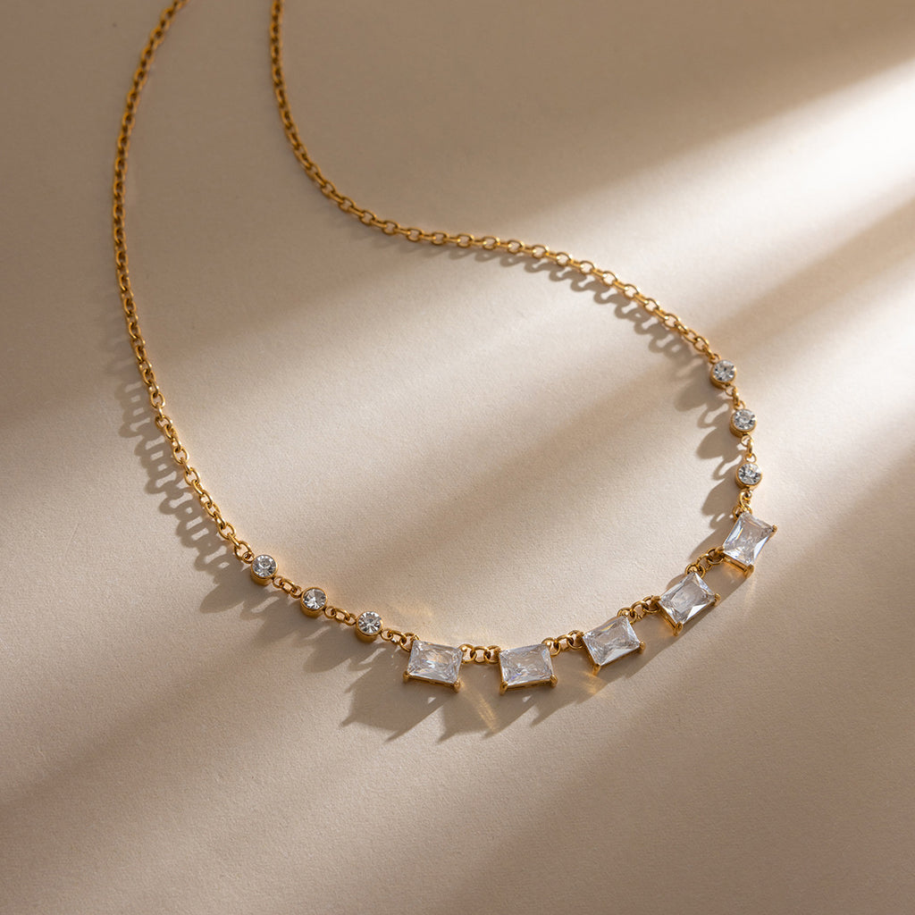 Damen Halskette mit funkelnden Zirkonia-Elementen und verlängerbarem Edelstahlverschluss Shop Nory