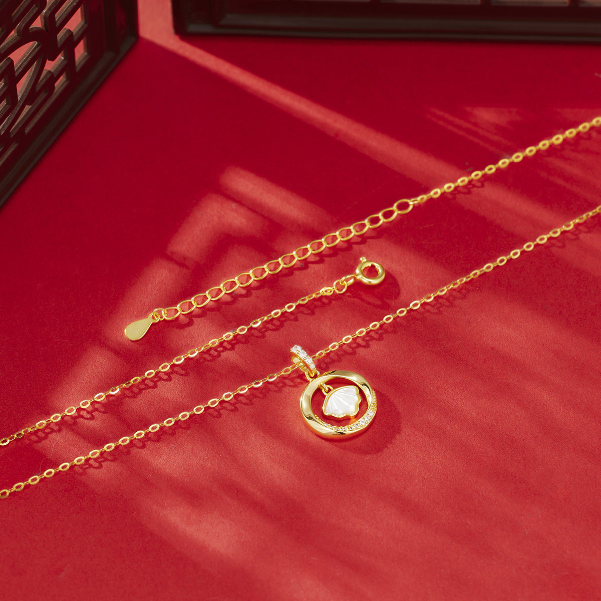 Damen elegante Halskette mit muschelförmigem Anhänger und funkelnden Zirkonia Shop Nory