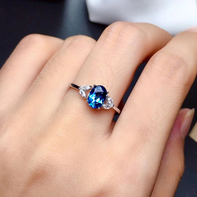 Damen Eleganter Ring mit quadratischem Hauptstein und funkelnden Zirkonia Shop Nory