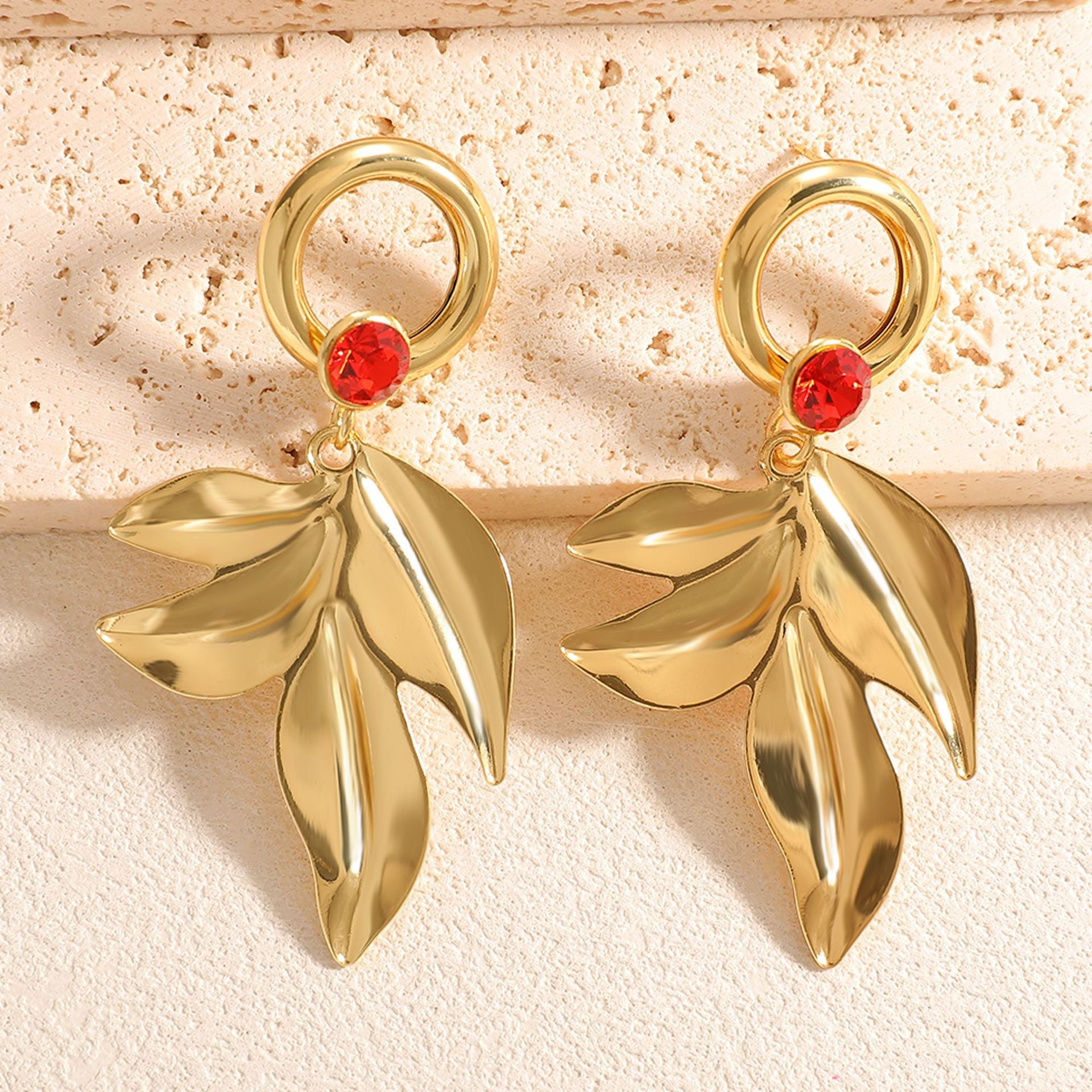 Damen Ohrringe mit kunstvollem Blattdesign Shop Nory