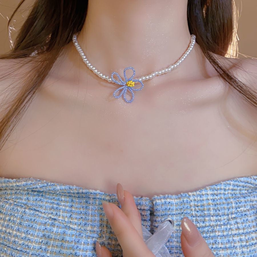 Damen Halskette mit verspieltem Blumendesign und edlen Perlenakzenten Shop Nory
