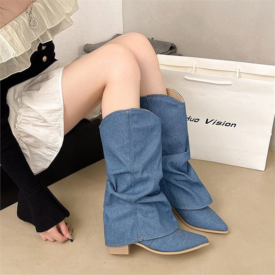 Damen Slouchy Cowboy‑Stiefel aus Denim mit spitzer Zehenform und niedrigem Blockabsatz Shop Nory