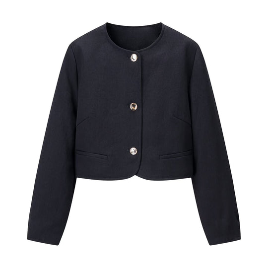 Damen Kurzblazer ohne Kragen mit Rundhalsausschnitt, Zierknopf‑Verschluss und paspelierten Taschen Shop Nory
