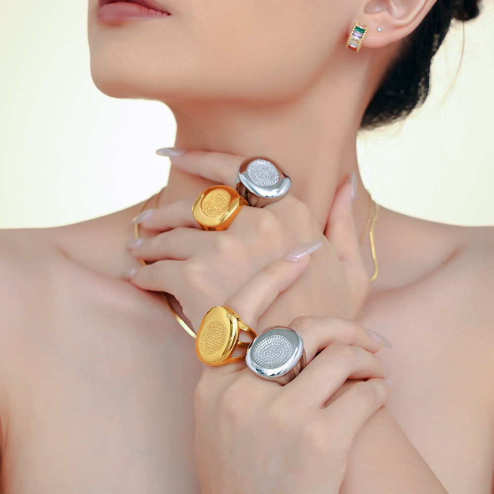 Damen Titanstahlring mit luxuriösem Goldfinish und strukturiertem Design Shop Nory