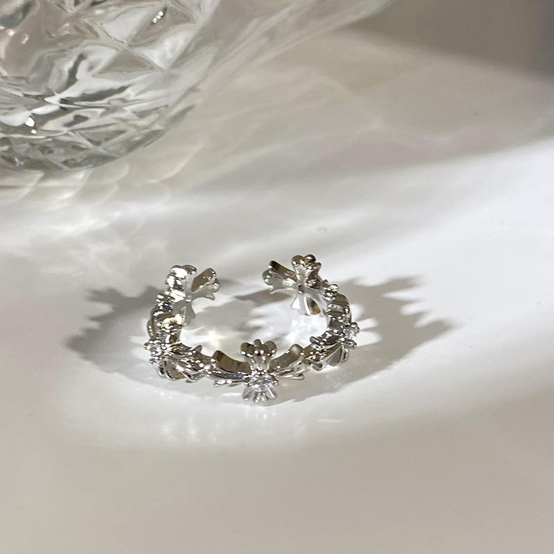 Damen zierlicher Ring mit floralen Verzierungen und funkelnden Akzenten Shop Nory