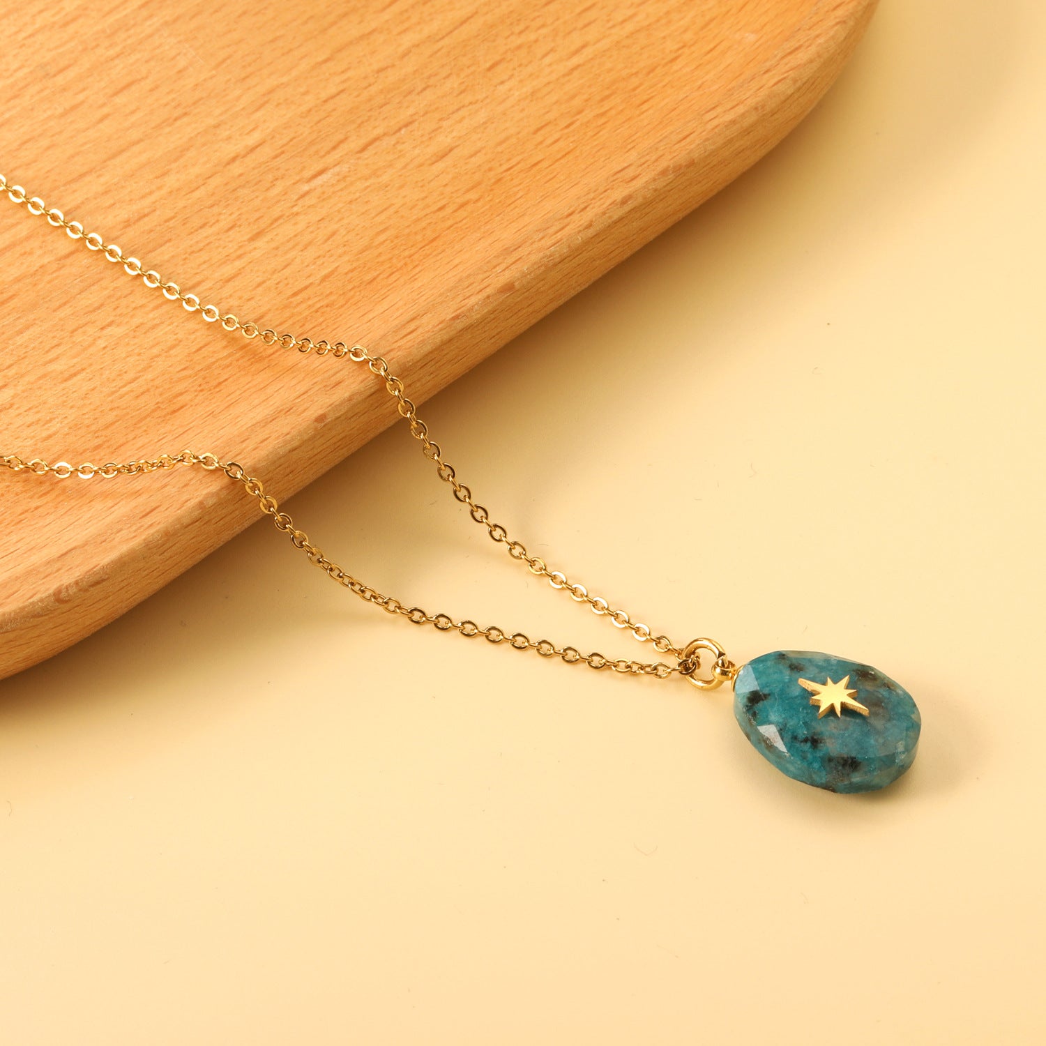 Damen Halskette mit funkelndem Tropfenanhänger und goldplattiertem Edelstahl Shop Nory