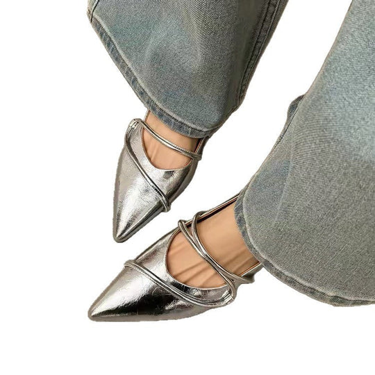 Damen spitz zulaufende Flats mit verstellbaren Riemen und glänzender Oberfläche