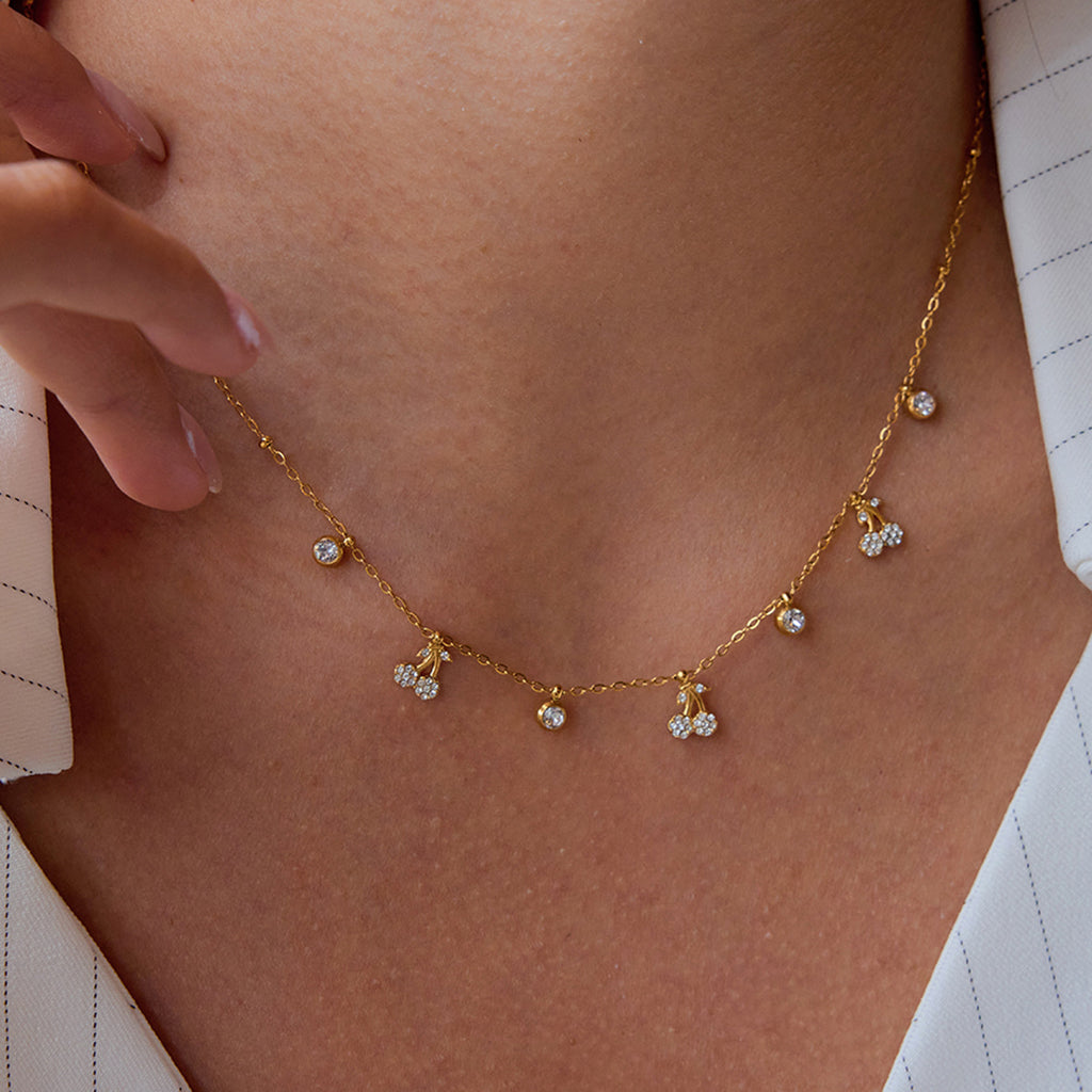 Damen Halskette mit funkelnden Anhängern und hypoallergenem Edelstahl Shop Nory