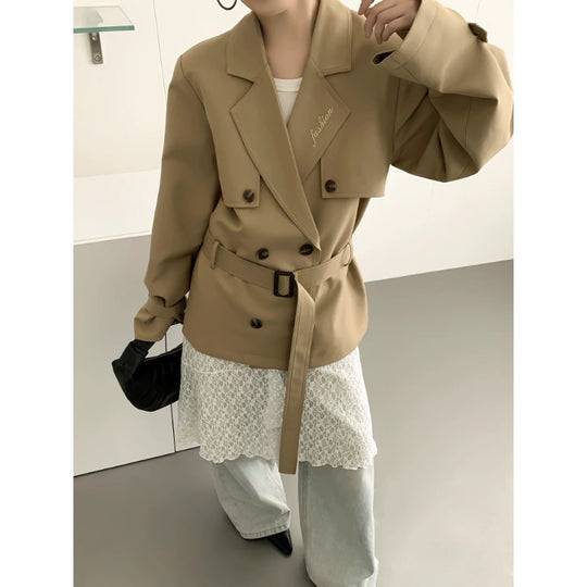 Damen Kurztrenchjacke mit taillierendem Bindegürtel und voluminösen Ballonärmeln Shop Nory