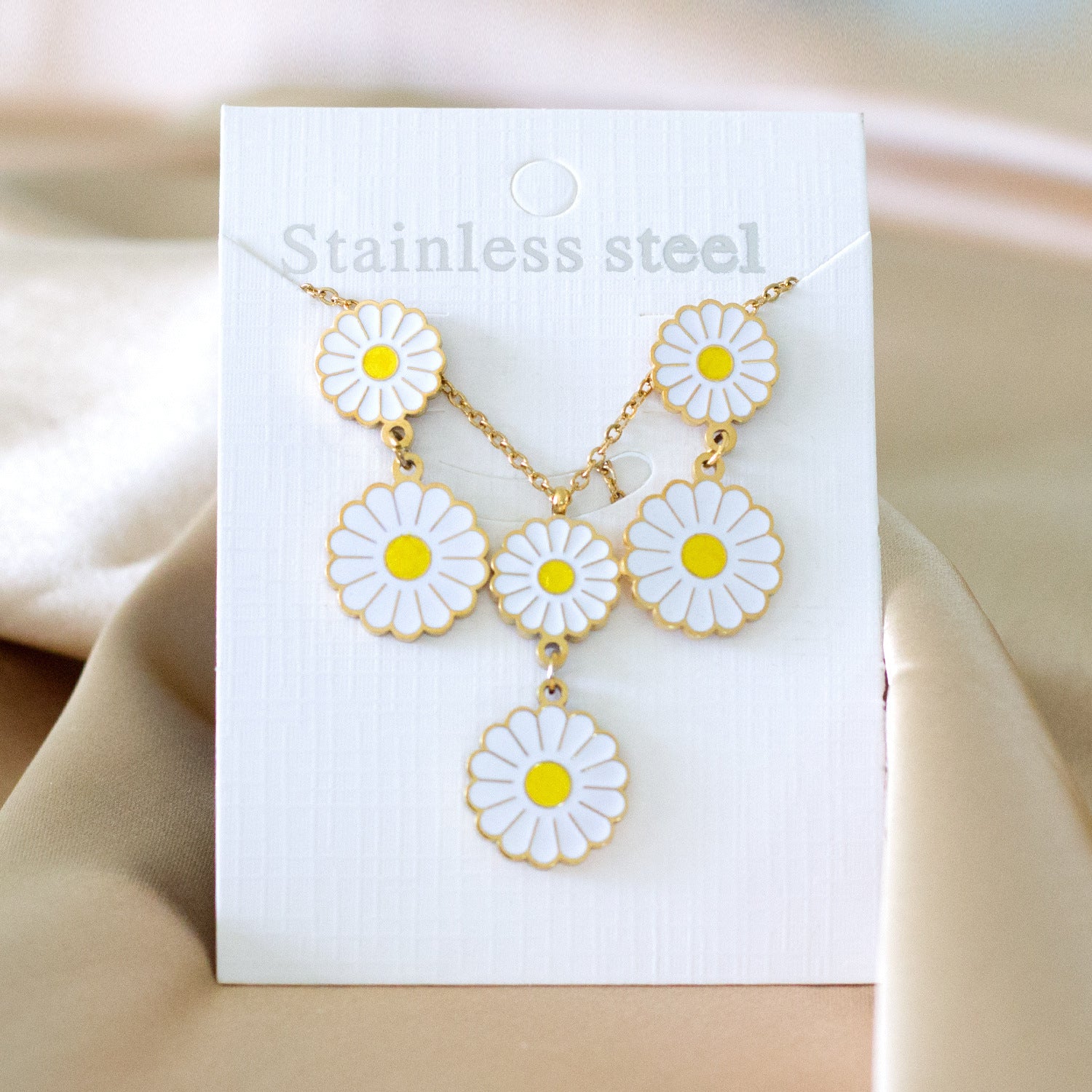 Damen Schmuckset mit floralen Anhängern aus goldplattiertem Edelstahl Shop Nory