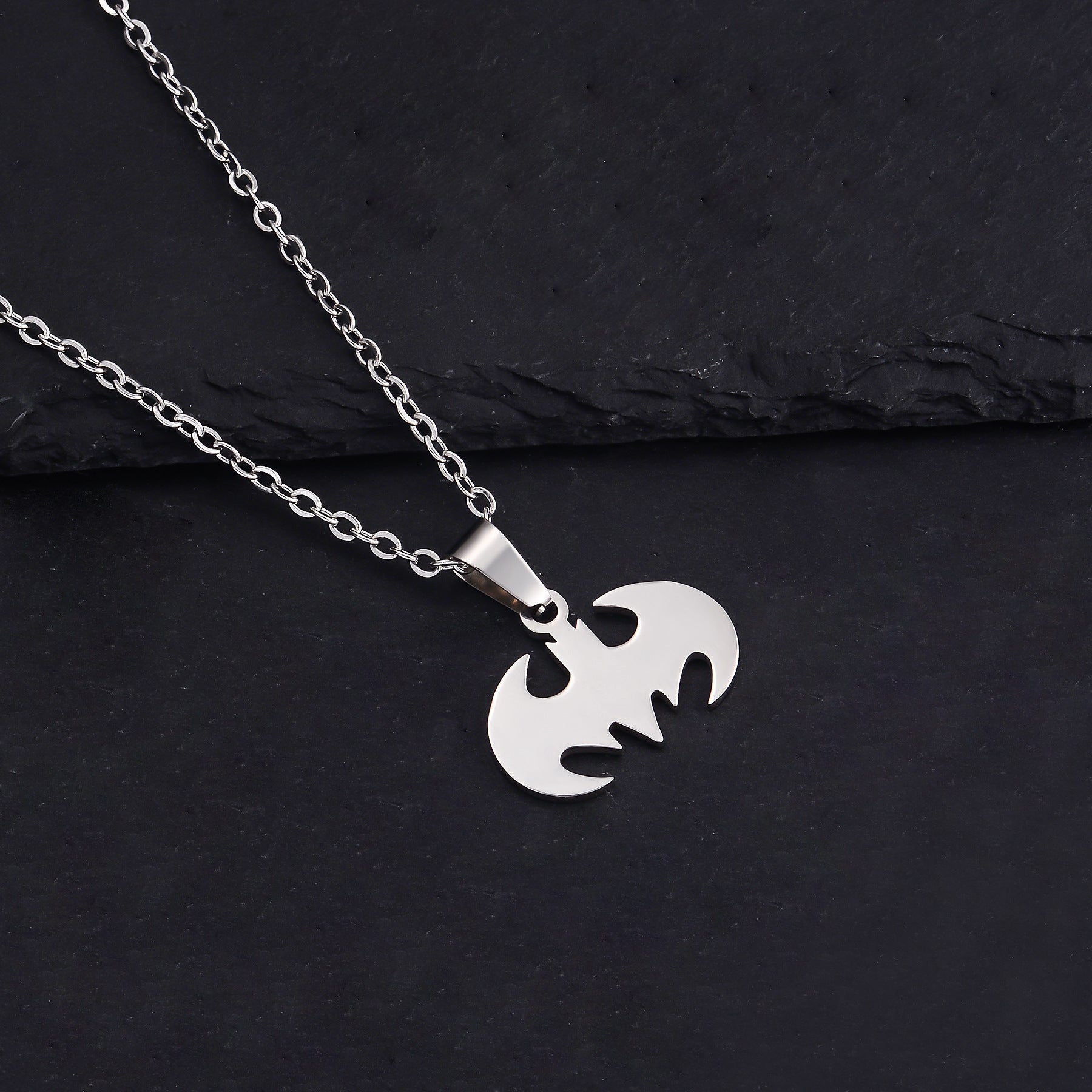 Damen Halskette mit stilvollem Batman-Anhänger aus hochwertigem Edelstahl Shop Nory