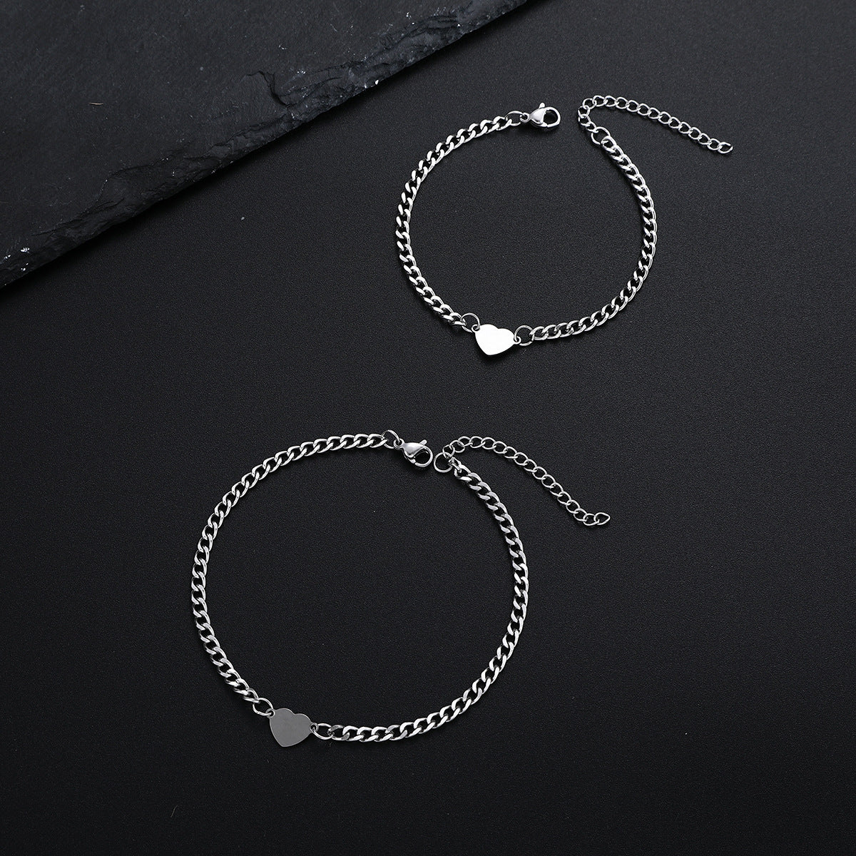 Damenarmband mit herzförmigen Anhängern und eleganter Gliederkette Shop Nory
