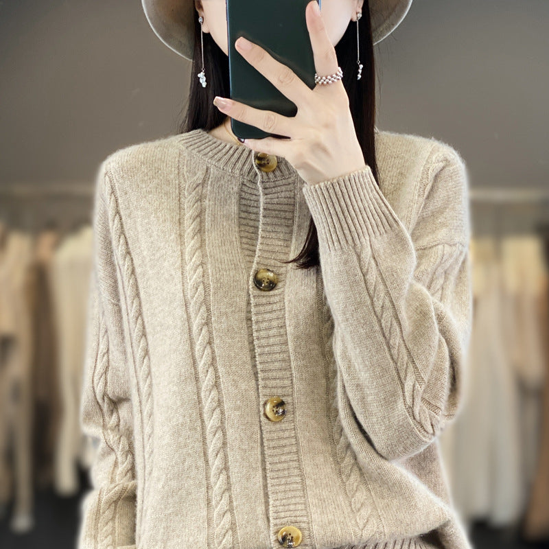 Damen Kaschmirähnlicher Zopfmuster‑Cardigan mit Rundhals und Hornoptikknöpfen Shop Nory