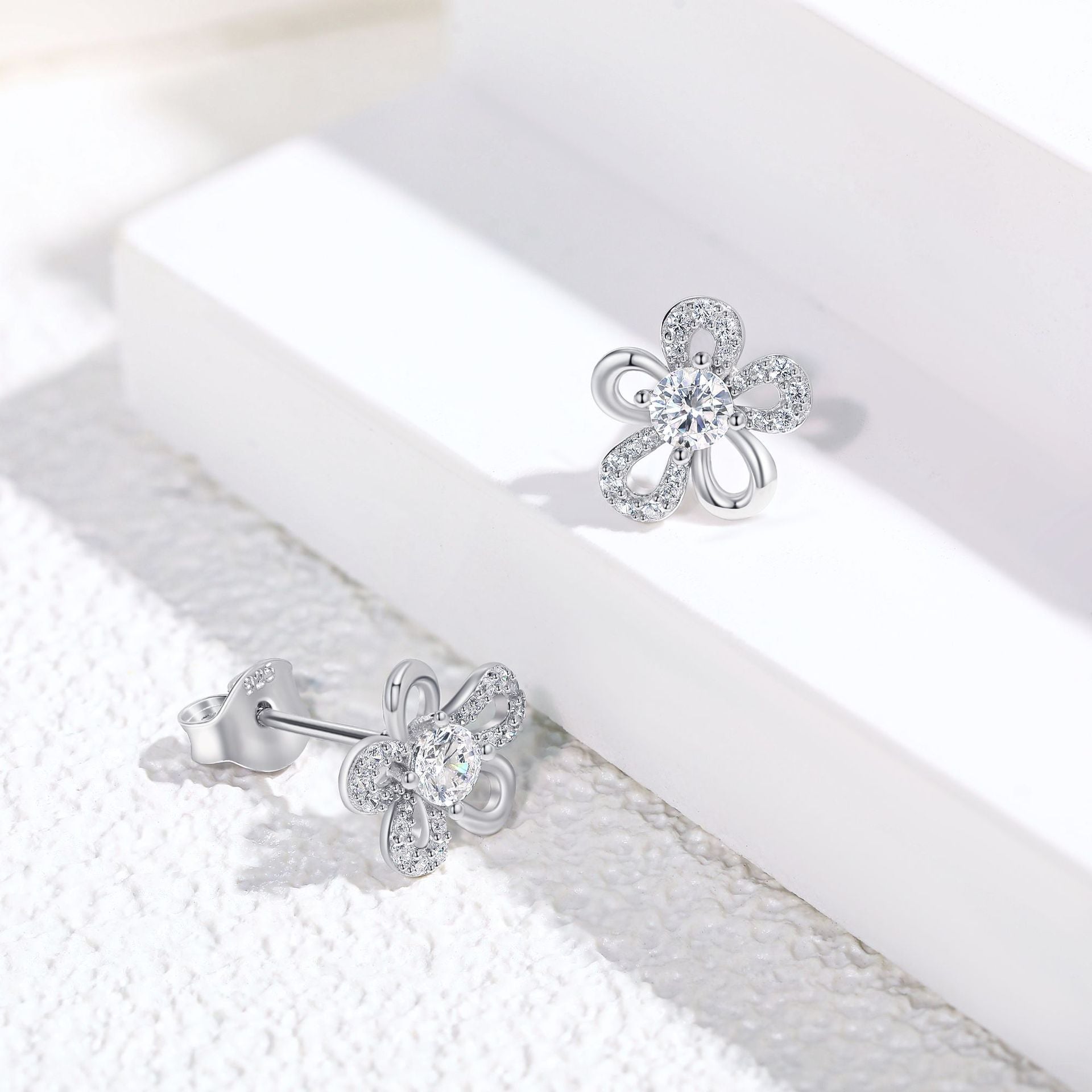 Damen Ohrringe in Blumenform mit Zirkonia-Besatz Shop Nory