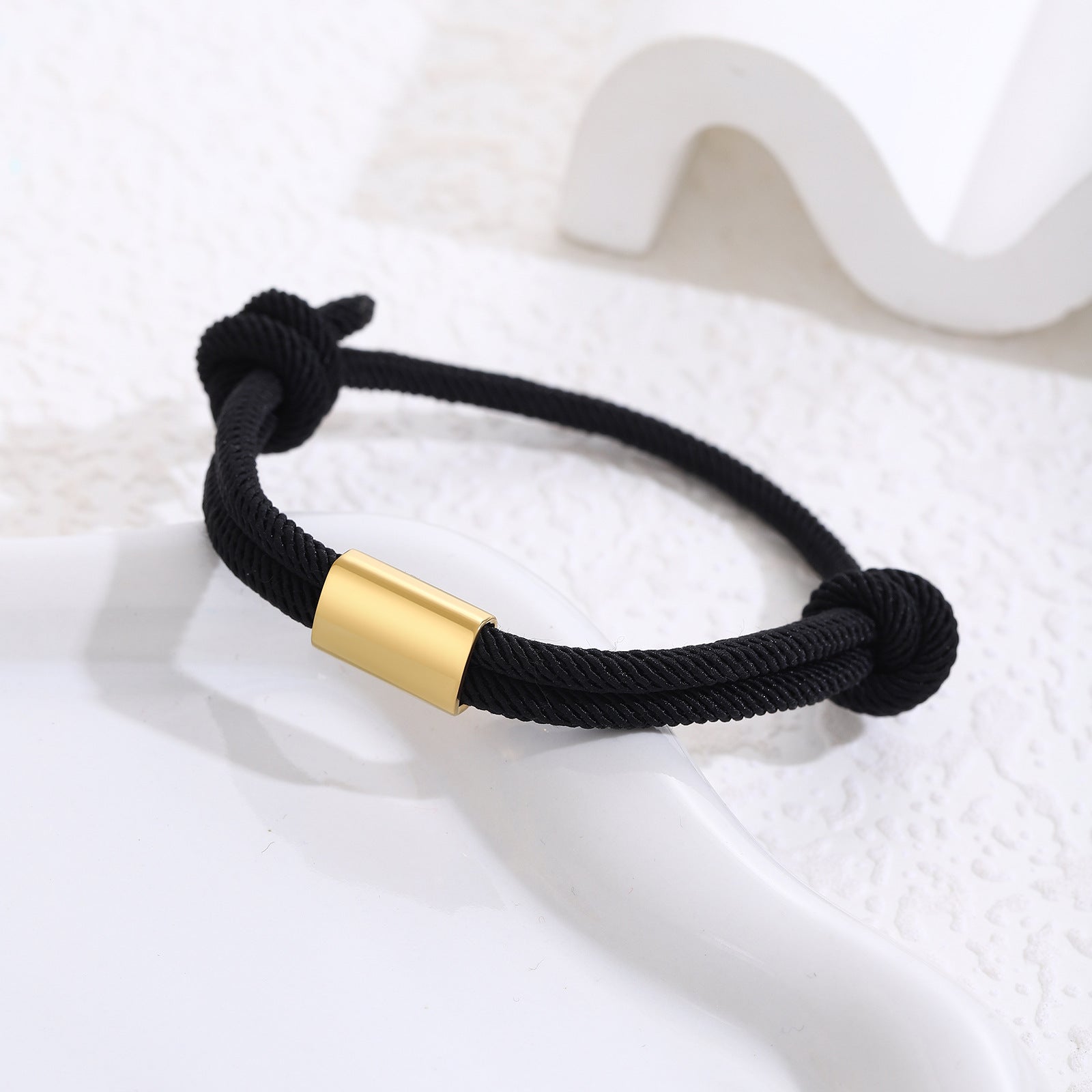 Damen geflochtenes Armband mit goldfarbener Akzentverschlusseinheit Shop Nory
