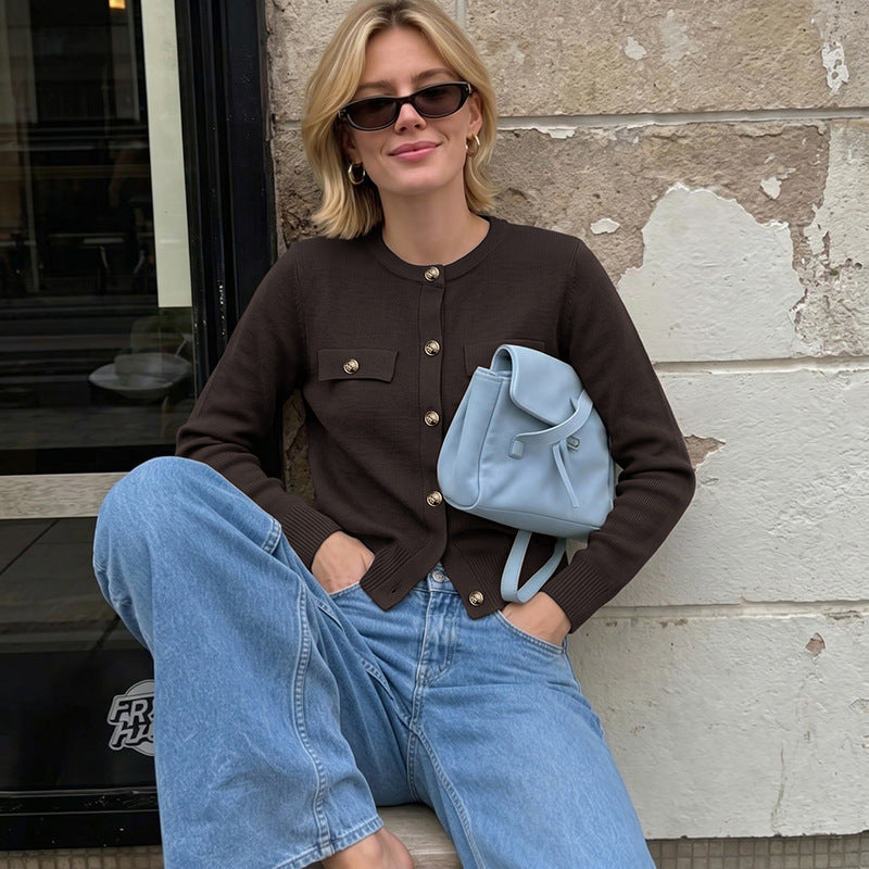 Damen Kurzgeschnittener Feinstrick-Cardigan mit Zierpatten und goldfarbenen Knöpfen Shop Nory
