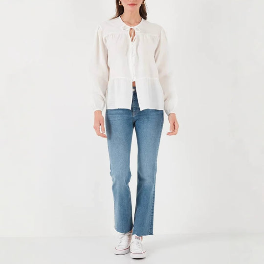 Damen locker fallende Baumwollbluse mit Volantstufe und Bindekragen Shop Nory