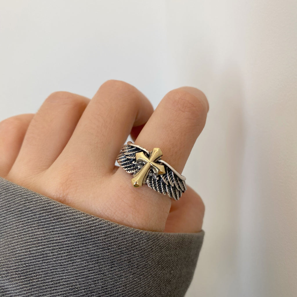 Damenring mit engelhaften Flügeln und goldenem Kreuz Shop Nory