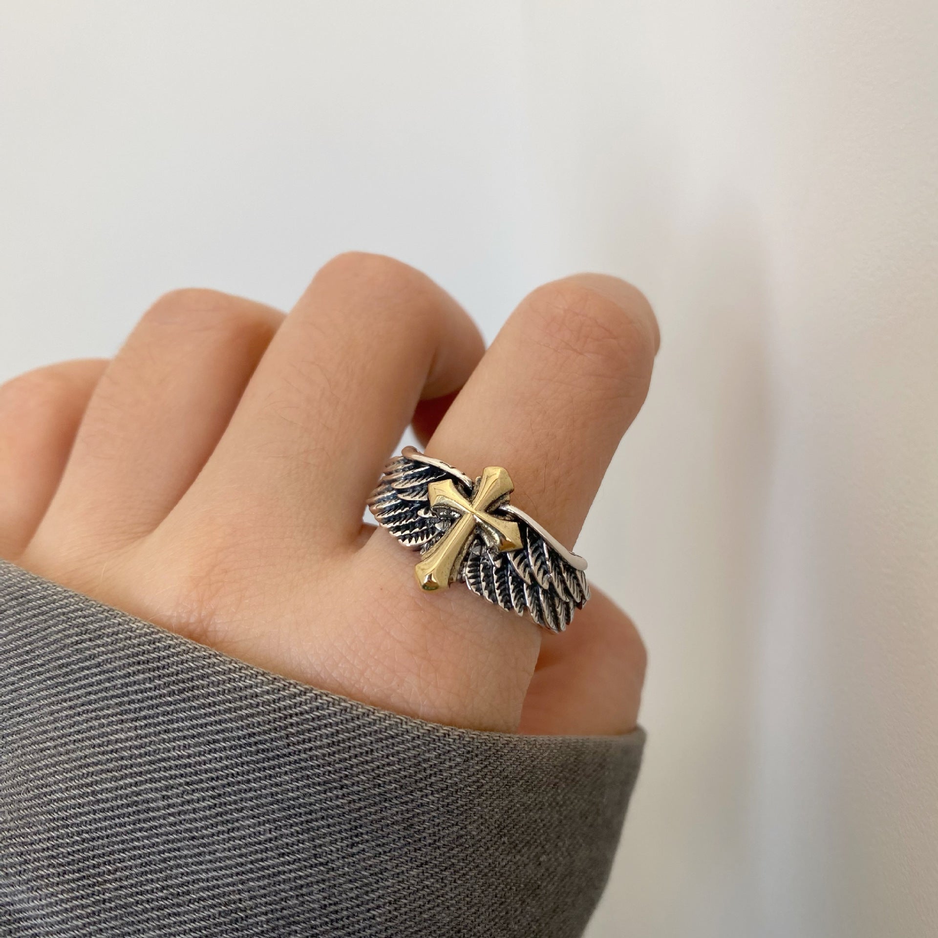 Damenring mit engelhaften Flügeln und goldenem Kreuz Shop Nory