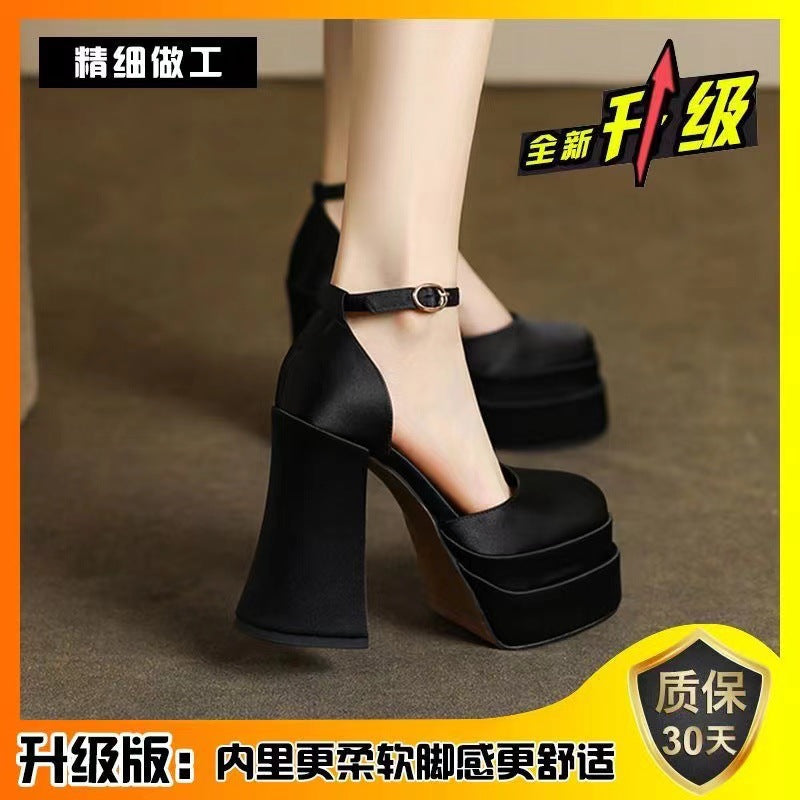Damen nan Plateau-Sandalette mit skulpturellem Blockabsatz, quadratischer Zehenpartie und kristallbesetztem Knöchelriemen
