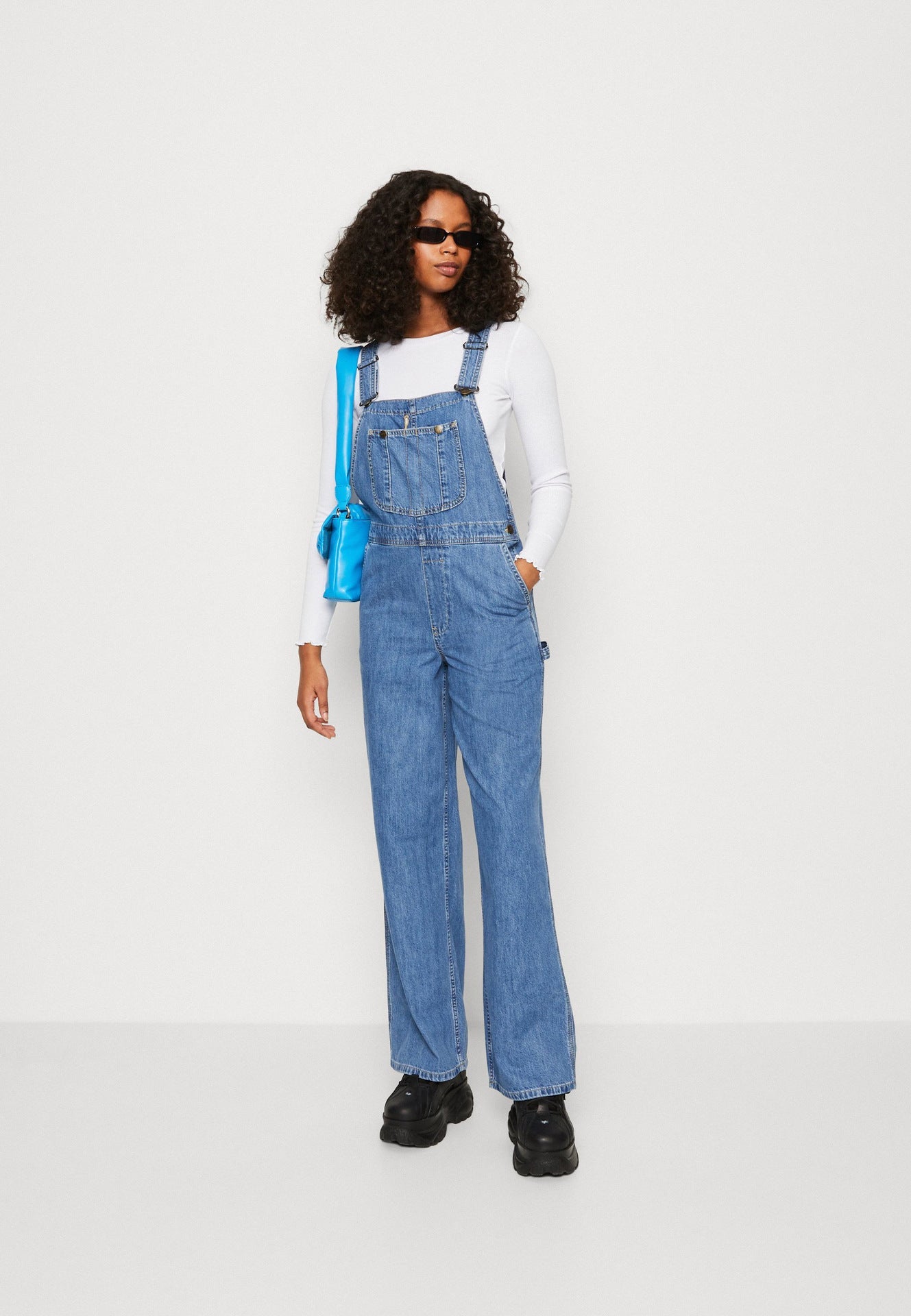 Damen Denim-Latzhose mit weitem Bein und verstellbaren Trägern