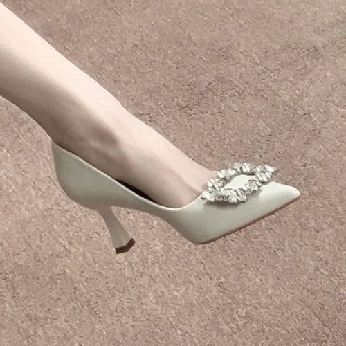 Damen Samt‑Mules mit spitzer Zehenpartie, funkelnder Kristallbrosche und schlankem Stiletto Shop Nory