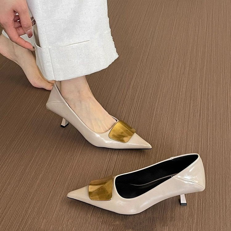 Damen Spitz zulaufende Lack‑Pumps mit niedrigem Kitten‑Absatz und dekorativer Metallapplikation Shop Nory