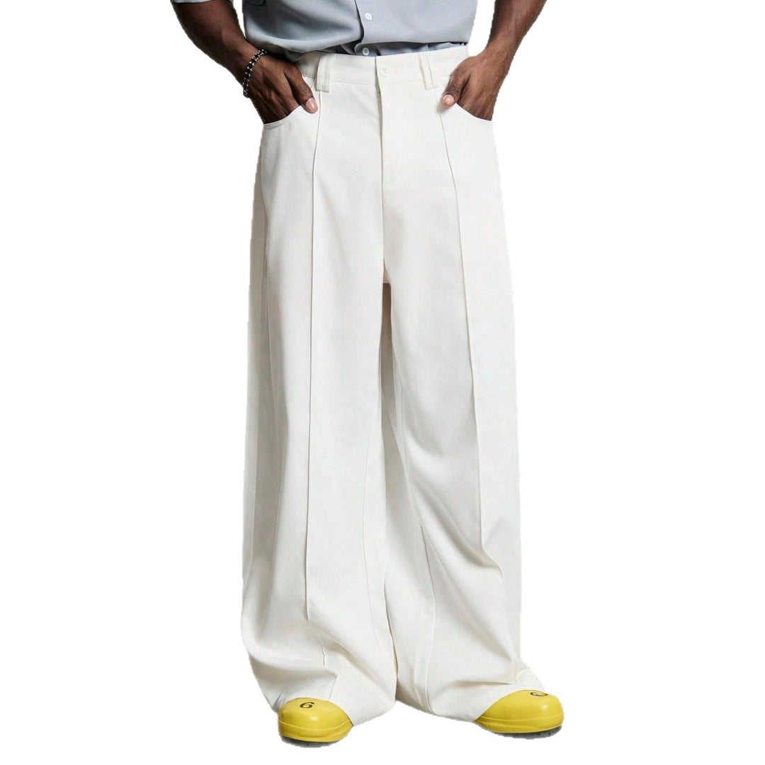 Herren nan weite Bundfaltenhose mit hoher Bundhöhe, präzisen Bügelfalten und seitlichen Eingrifftaschen