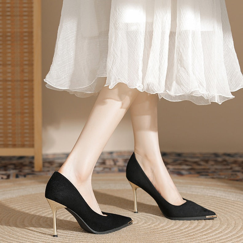 Damen Velours‑Pumps mit schmalem goldfarbenem Stilettoabsatz und Metallkappen‑Detail Shop Nory