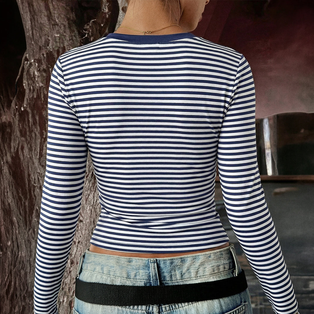 Damen nan gestreiftes eng anliegendes Langarm-Cropped-Shirt aus Stretchjersey mit Rundhalsausschnitt Shop Nory