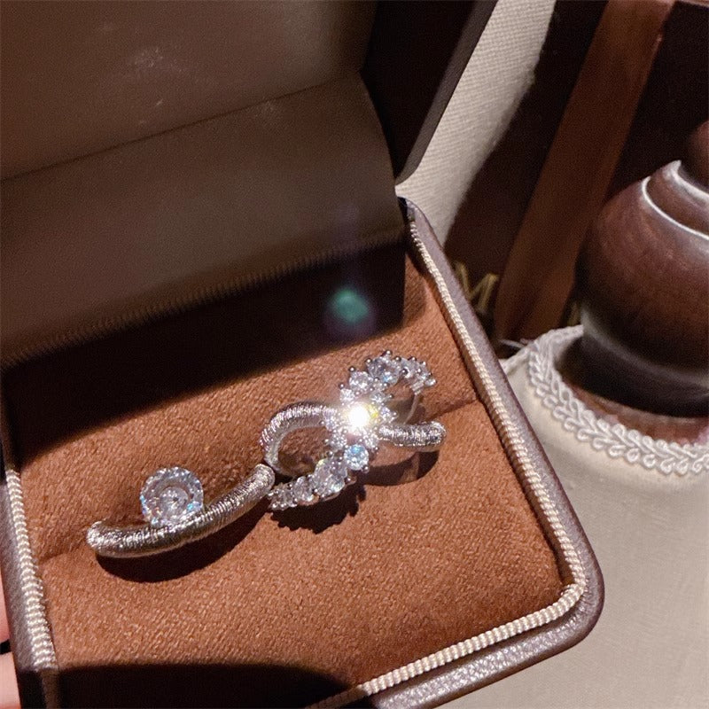 Damens Ring mit elegantem verlaufendem Design und funkelndem Zirkonia Shop Nory