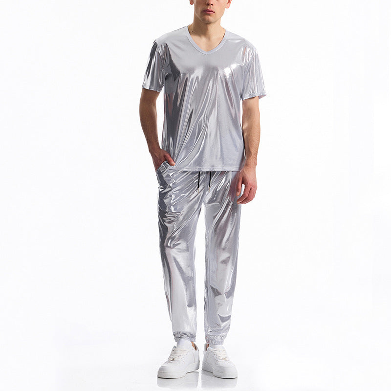 Herren Sportliches Set aus glänzendem Material mit V-Ausschnitt