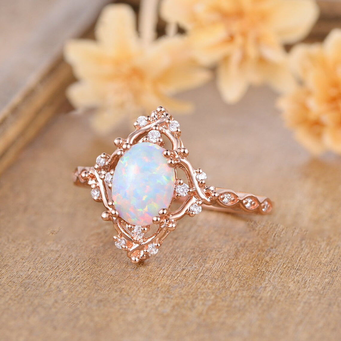 Damen Ring mit opalisierendem Opal und funkelnden Zirkonia-Details Shop Nory
