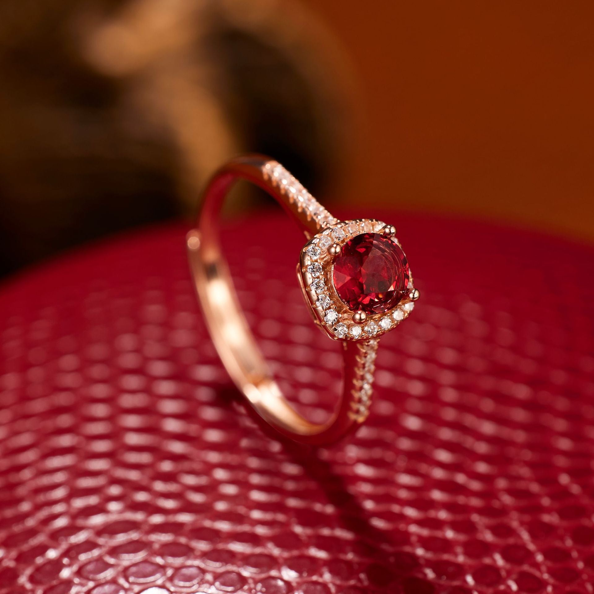 Damen Ring mit rot geschliffenem Edelstein und funkelnden Zirkoniasteinen Shop Nory