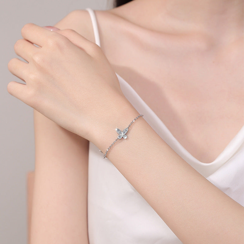 Damenarmband mit verspieltem Schmetterlingsdesign und funkelnden Zirkonia Shop Nory