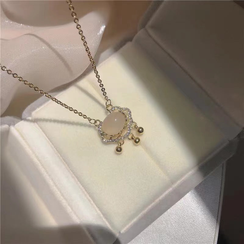 Damen Halskette mit elegantem Anhänger und zierenden Elementen Shop Nory
