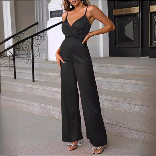 Damen eleganter Jumpsuit mit schmalen Trägern und einem fließenden Schnitt