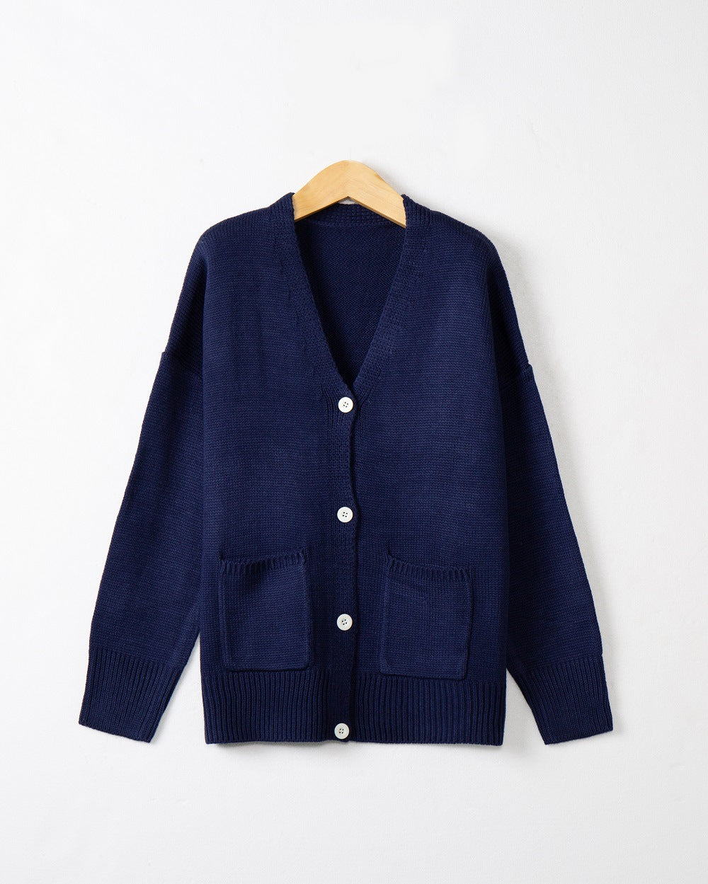 Damen Feiner Oversize-Strickcardigan mit V-Ausschnitt, Knopfleiste und aufgesetzten Eingrifftaschen Shop Nory