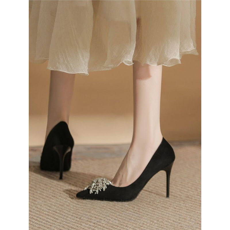 Damen spitz zulaufende Samt‑Pumps mit hohem Stiletto und Kristallbrosche Shop Nory