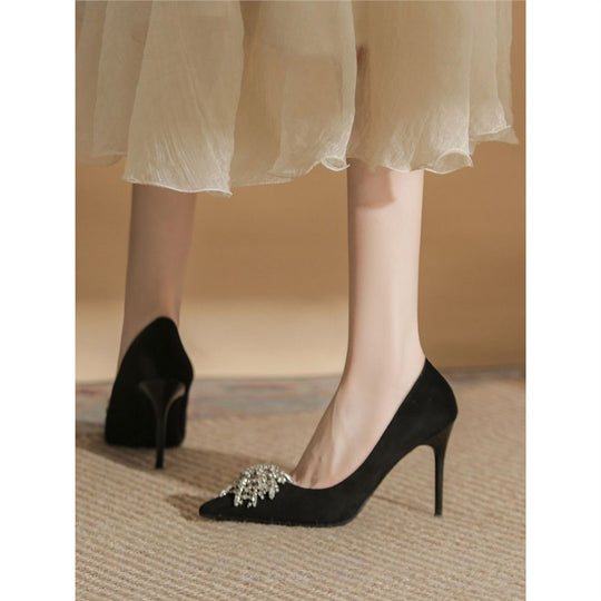 Damen spitz zulaufende Samt‑Pumps mit hohem Stiletto und Kristallbrosche Shop Nory