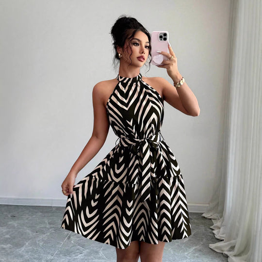 Damen Gestuftes Chiffon‑Sommerkleid mit Neckholder, Taillengürtel und grafischem Print Shop Nory
