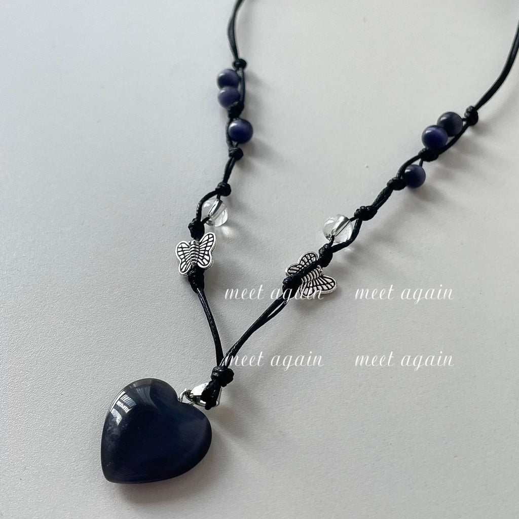 Damen Halskette mit herzförmigem Edelsteinanhänger und verspielten Schmetterlingsdetail Shop Nory