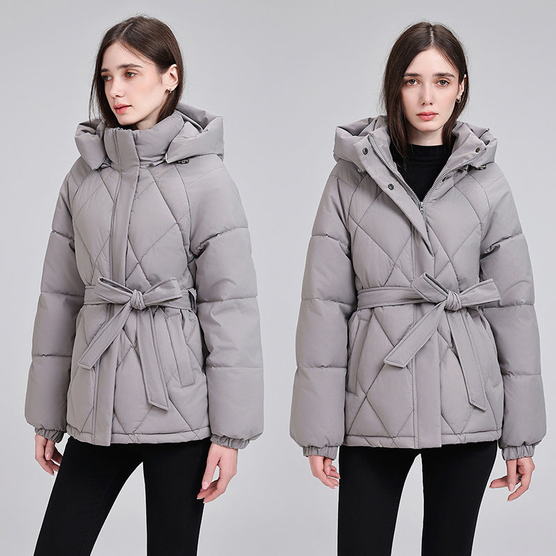 Damen nan luxuriöse kurze Pufferjacke mit integriertem Windschutzkragen und Taillengürtel Shop Nory