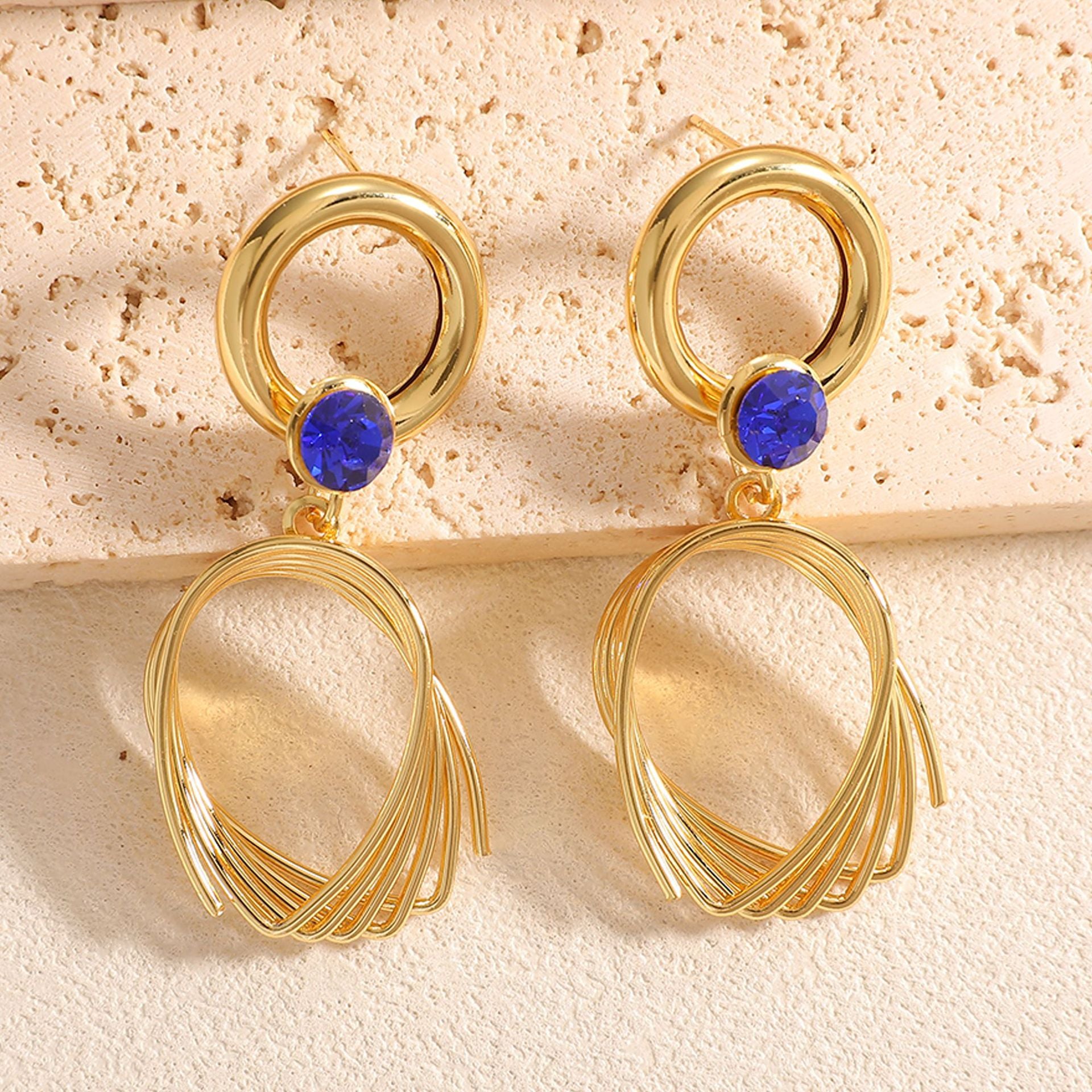 Damen Ohrringe mit elegantem, geschwungenem Drahtdesign Shop Nory